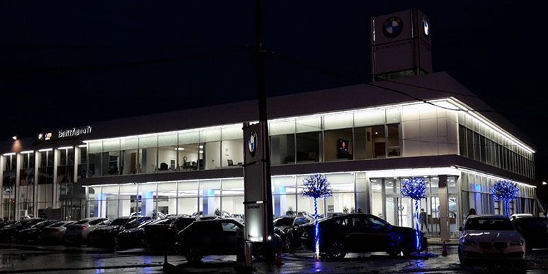 Освещение фасада автосалона БМВ