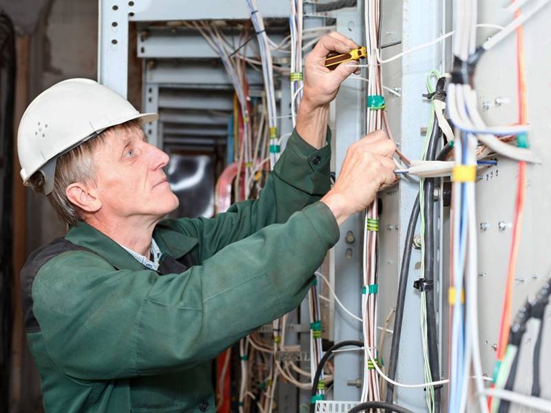 spetsialist-po-elektrike-vypolnyaet-raboty-s-kabelem.jpg